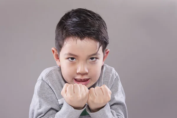 Pojke gör nävar. — Stockfoto