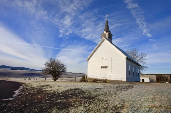 Oude kerk en de blauwe hemel. — Stockfoto
