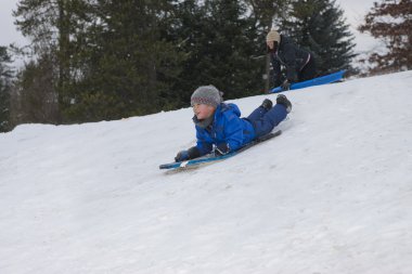çocuğu tepeden aşağı yakınlaştırır.