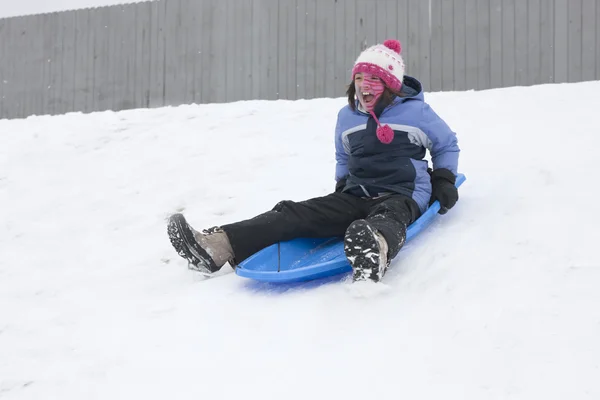 女孩骑在雪橇上. — 图库照片