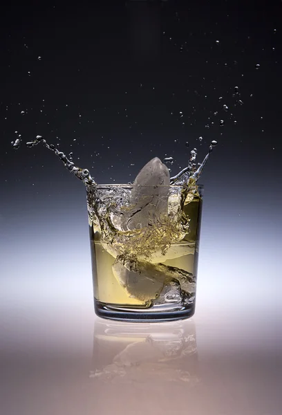 Salpicaduras de hielo en la bebida . — Foto de Stock