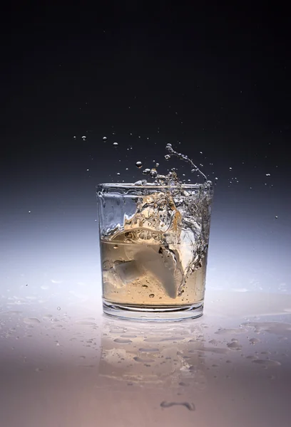 Éclaboussures de glace dans la boisson . — Photo