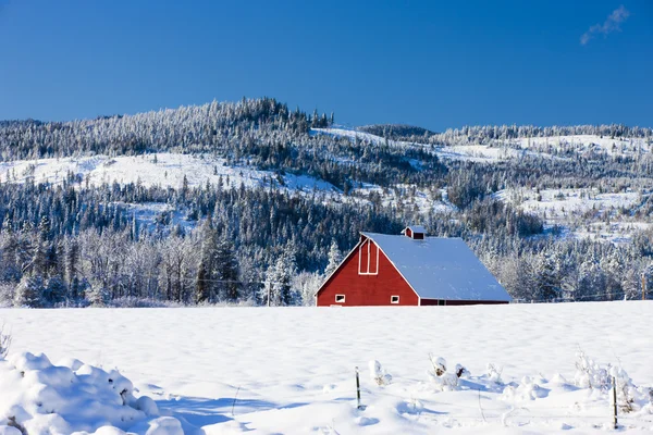 Część czerwonej stodoły w zimie. — Zdjęcie stockowe