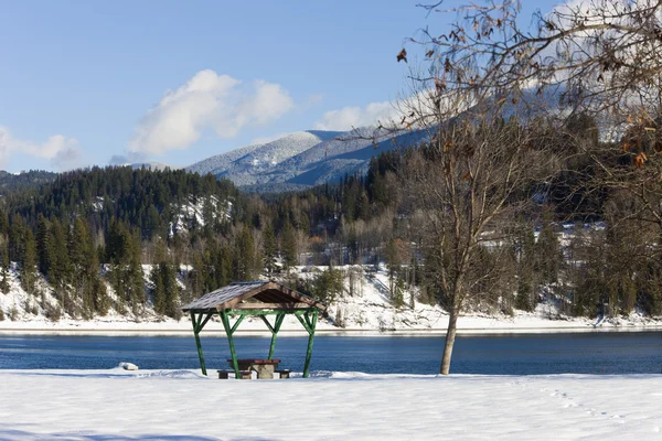 Pavillon im verschneiten Park. — Stockfoto