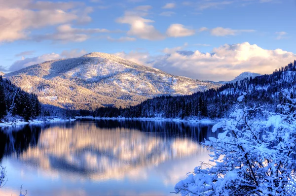 Paisagem montanhosa nevada . — Fotografia de Stock