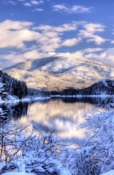 Montaña nevada y río . — Foto de Stock