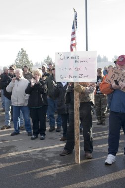 adam işareti mitingde tutar..