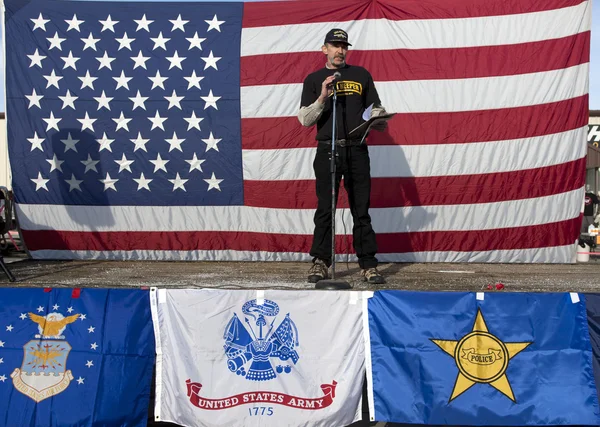 Rally emcee John Mackey. — Stock Photo, Image