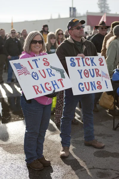 Couple holds signs at rally. — Stock Photo, Image