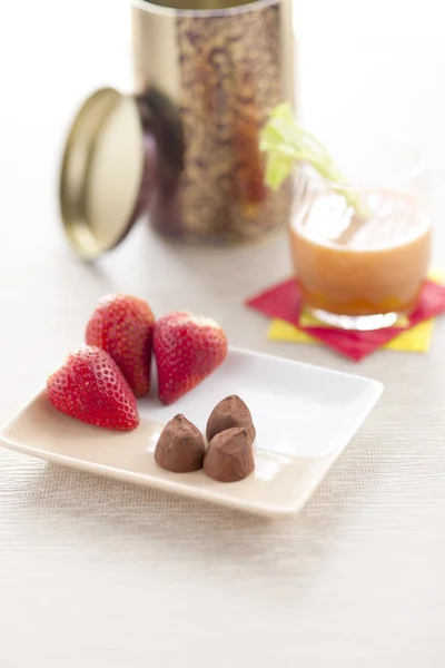 Trufas de chocolate y frutas . —  Fotos de Stock