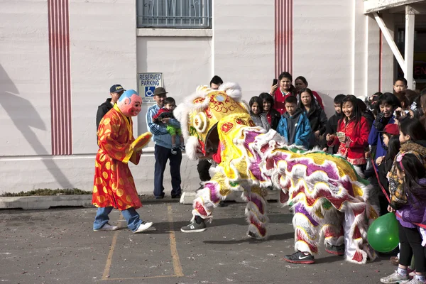 La danse du lion divertit la foule . — Photo