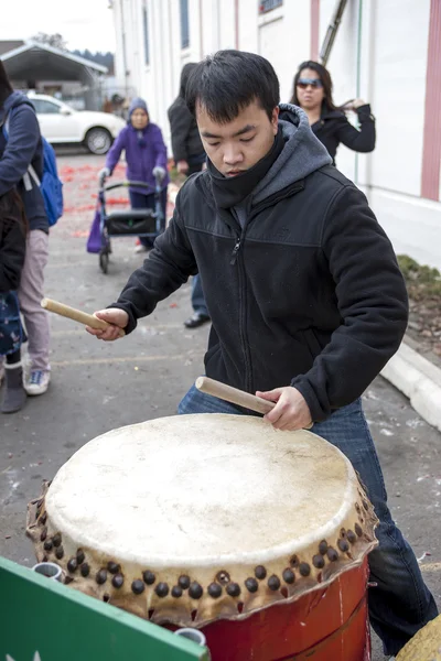 Asian drummer on lunar new years. — Stock Photo, Image