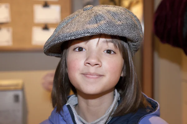 Girl wears old hat. — Stock Photo, Image