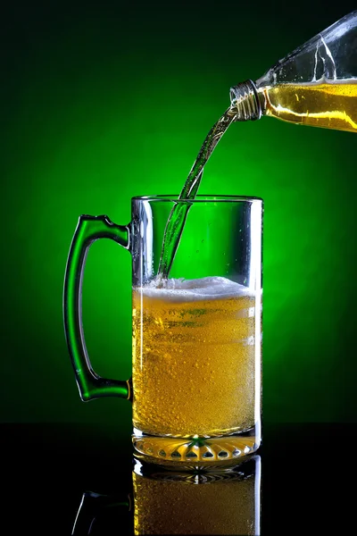 Verter cerveza de una botella. — Foto de Stock