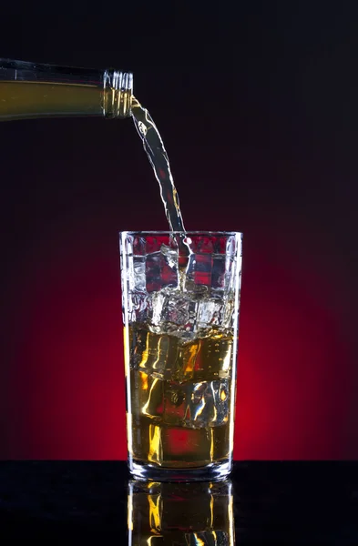 Serveren op een glas drank. — Stockfoto