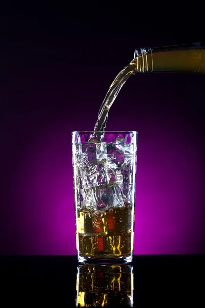 Gieten van alcohol op ijs. — Stockfoto