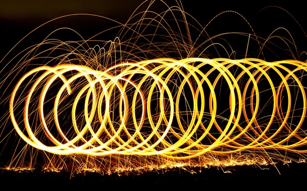 Spiraling fogo exposição longa . — Fotografia de Stock