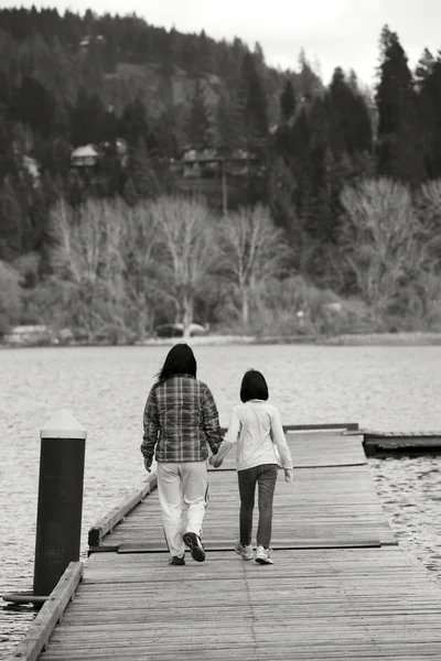 Mother and daughter on dock. — Stock Photo, Image