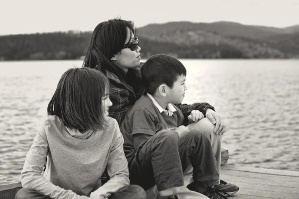 Moeder en kinderen door het meer. — Stockfoto