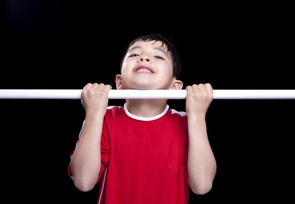 Çocuk pullup yapar. — Stok fotoğraf