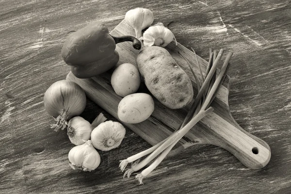 B&W of veggies and cutting board. — Stock Photo, Image