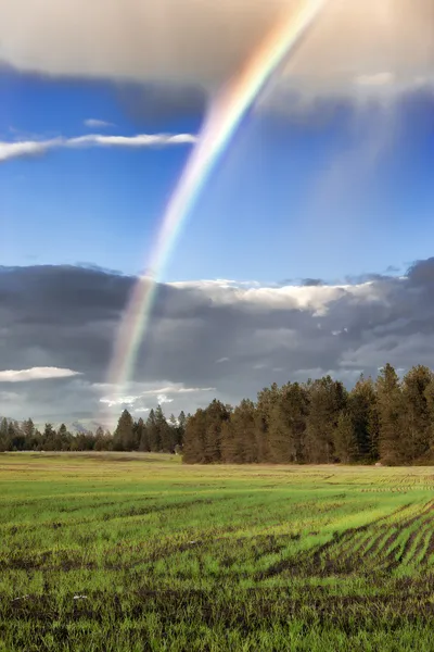 Rainbow over farmland. — Stock Photo, Image