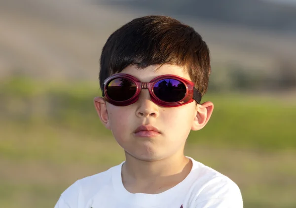 Niño lleva gafas de color . — Foto de Stock