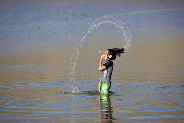Девушка делает шаблон с водой . — стоковое фото
