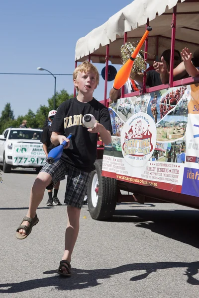 Juggler in a parade. — Stock Photo, Image