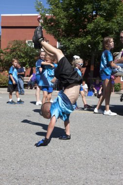 ellerinde yürüyüş.