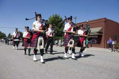 bagpipers ve davulcular geçit.