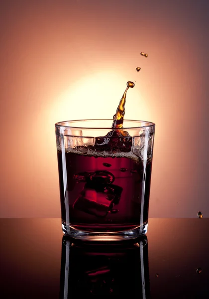 Maken van een plons in een glas. — Stockfoto