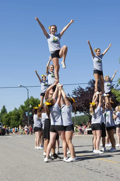 Cheerleaders upp i luften. — Stockfoto