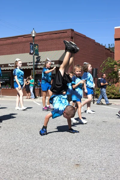 Walking on his hands in parade. — Stock Photo, Image