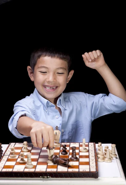 Chłopiec świętuje zwycięstwo w szachach. — Zdjęcie stockowe