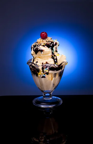 Ice cream with toppings. — Stock Photo, Image