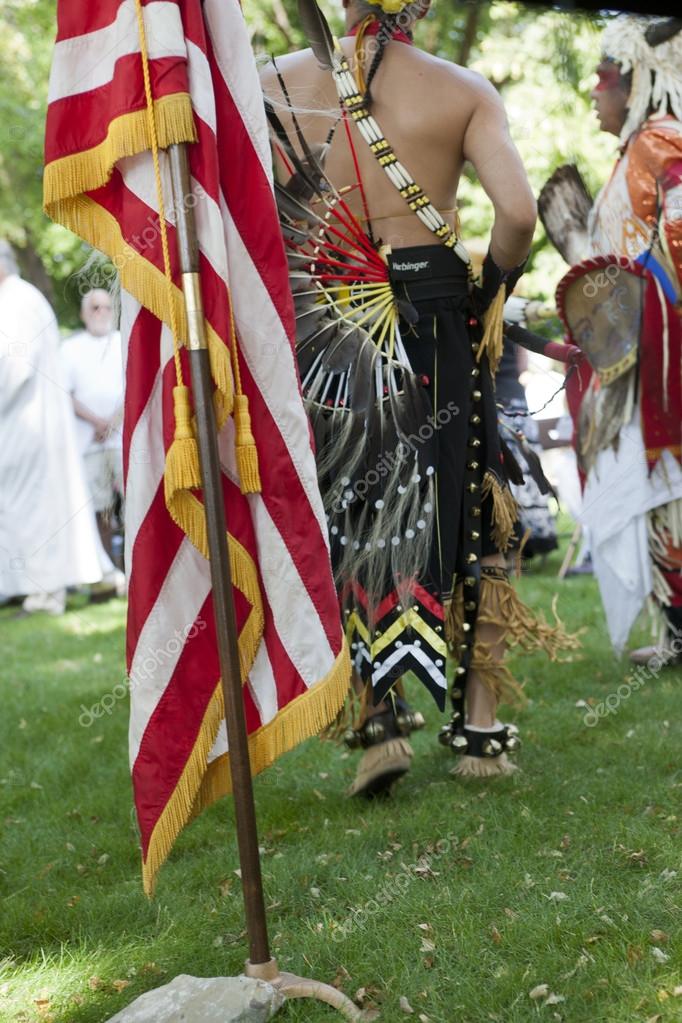 los Estados Unidos bandera y nativos americanos — Foto editorial de