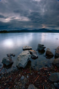hauser lake boyunca kayalar.