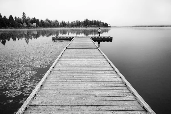 B & W di bambino al molo . — Foto Stock