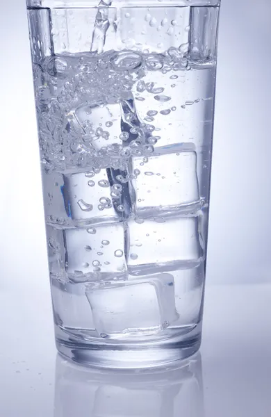 Bicchiere di acqua ghiacciata con bolle . — Foto Stock