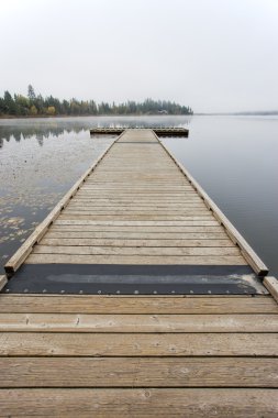 Göl kenarında ahşap dock.