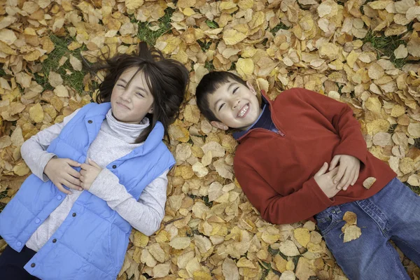 Geschwister am Boden liegend. — Stockfoto