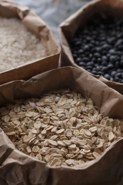 Sacos de aveia e outros grãos . — Fotografia de Stock