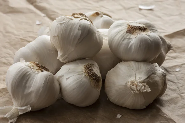 Gestapelde knoflook bollen. — Stockfoto