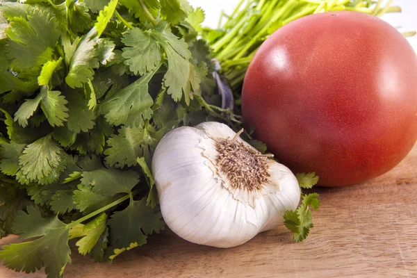 Vegetais em uma tábua de corte . — Fotografia de Stock