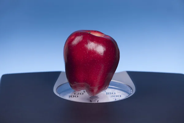 Apfel auf der Waage. — Stockfoto