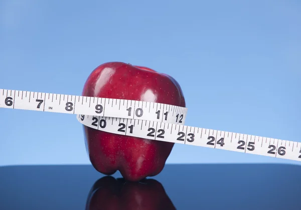 Tape measure and apple. — Stock Photo, Image