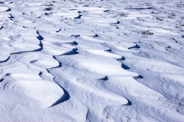 Vinden blåst linjer i snö. — Stockfoto