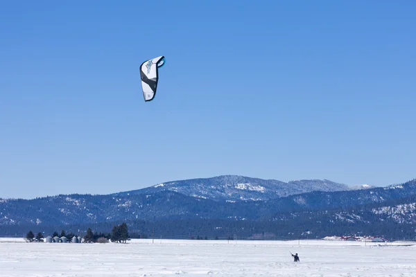 Kite-boarder dans la prairie . — Photo