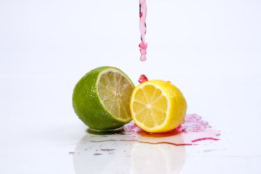 limon ve kireç kırmızı sıvı.